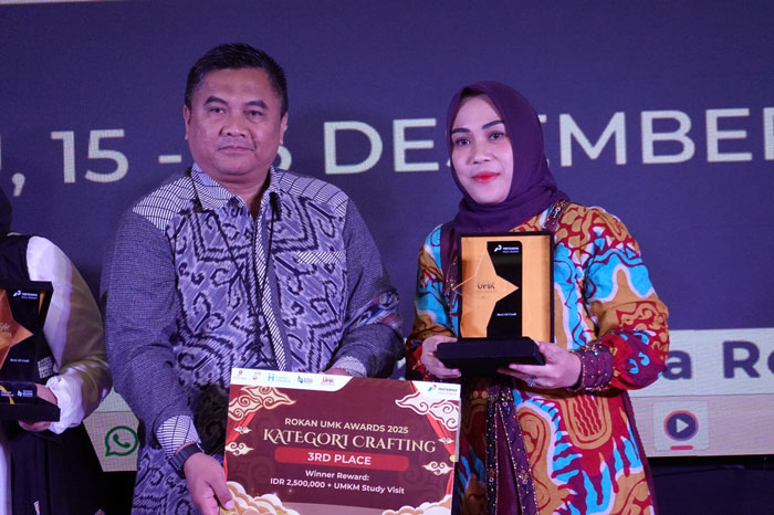 Manager Community Involvement & Development (CID) PHR Iwan Ridwan Faizal menyerahkan penghargaan kepada Perwakilan UMKM PKK Mandau meraih juara 3 Kategori Crafting pada UMK Awards 2025, Selasa (16/12)