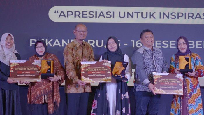 Desy Kurniawan yang mewakili Pjs GM Zona Rokan (tengah) dan Manager CID PHR Iwan Ridwan Faizal (2 dari kanan) serahkan penghargaan kepada tiga perwakilan UMKM yang memenangi Kategori Crafting