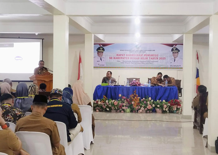 Sekdakab Rohil H Fauzi Efrizal menyampaikan sambutan pada rakor penghulu se-Rohil di Bagansiapiapi, Senin (22/12/2025).