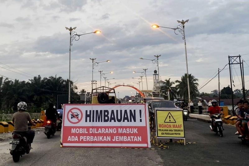 Kondisi arus lalu lintas menuju Jalur Tengah Jembatan Sungai Batang Lubuh I Pasirpengaraian masih ditutup untuk roda empat beberapa hari ke depan. Senin (22/12/2025) petang.
