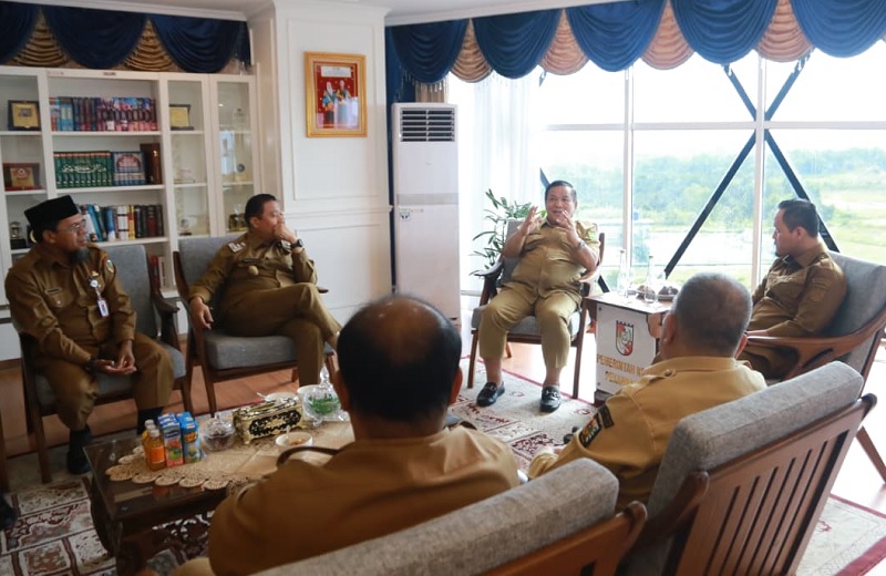 Plt Gubri SF Hariyanto dan Wako Agung Nugroho memfokuskan Jalan 70 Tenayan Raya dan Jembatan Siak saat membahas program strategis nasional.