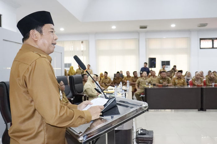 Wabup Inhu, Ir Hendrizal MSI saat menyampaikan arahannya pada Rakor Kades se-Kabupaten Inhu, Senin (22/12/2025)