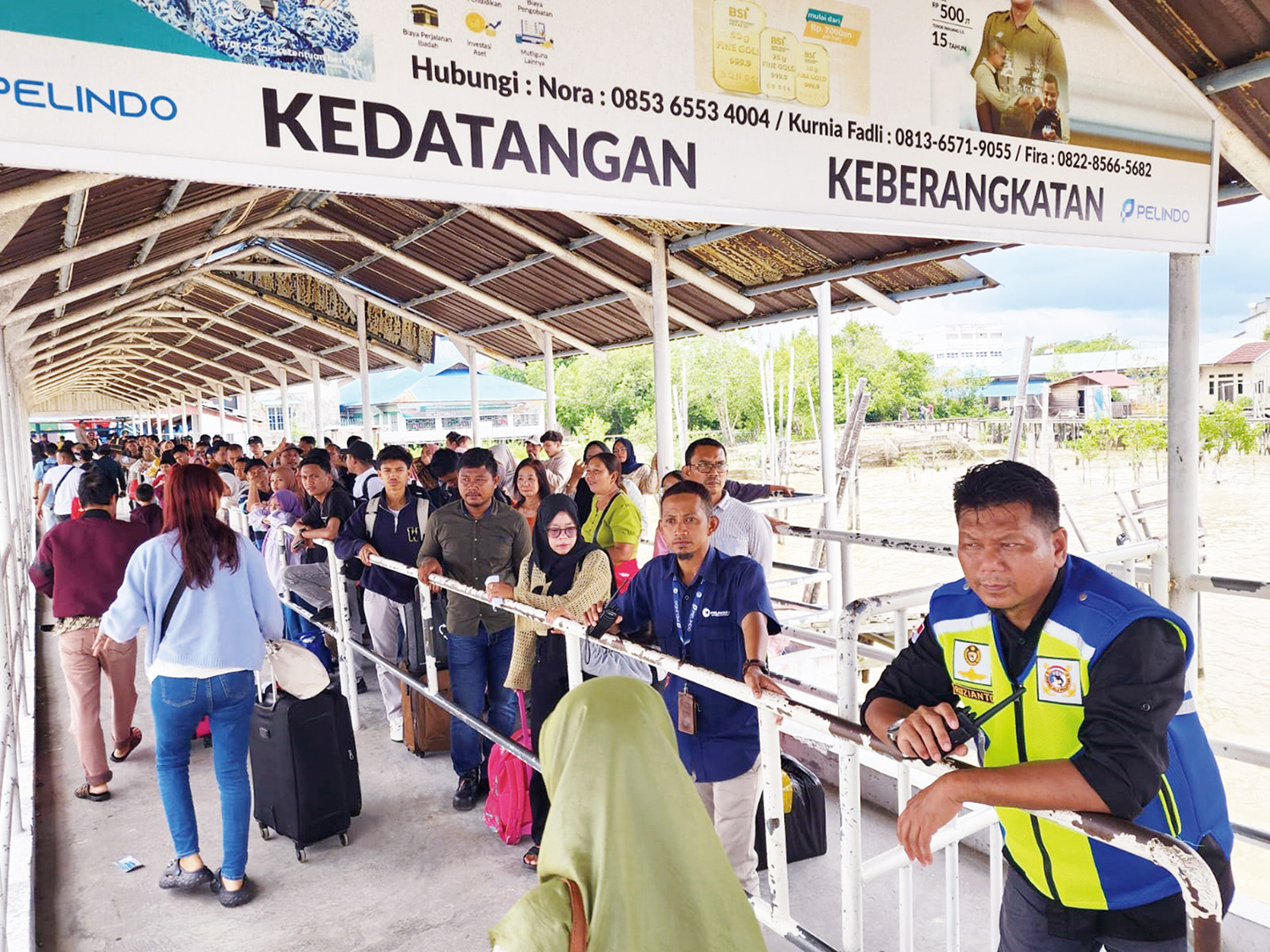 Petugas mengawasi aktivitas calon penumpang kapal di Trestel Dermaga Pelabuhan Tanjung Harapan, Kabupaten Kepulauan Meranti, Senin (22/12/2025).