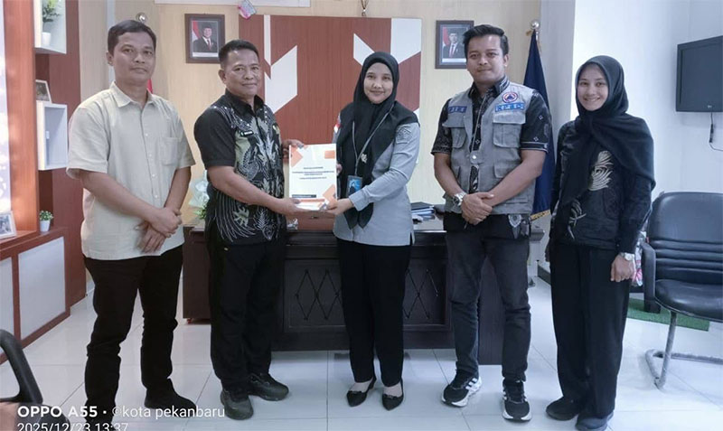 Kepala Divisi P3H Yeni Nel Ikhwa menyerahkan dokumen Naskah Akademik dan Ranperda penanggulangan bencana serta kebakaran kepada Kepala KPBD Inhu Mulyadi, Selasa (23/12/2025).