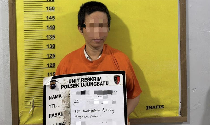 Pelaku penganiayan berat pekerja badut di Simpang Lampu Merah Ngaso, Kelurahan Ujung Batu, diamankan di Mapolsek Ujung Batu, Senin (22/12/2025) malam.