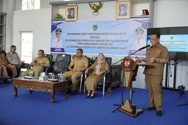 Bupati Rohil H Bistamam sampaikan sambutan usai penyerahan SK secara simbolis kepada puluhan perwakilan PPPK Paruh Waktu di Bagansiapiapi, Selasa (23/12/2025).