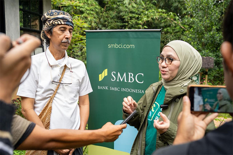 Direktur Kepatuhan dan Legal SMBC Indonesia, Dini Herdini (kanan) saat diwawancarai oleh wartawan.