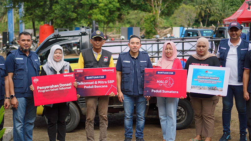 Vice President Consumer Business Area Sumatera Telkomsel, Saki Hamsat Bramono foto bersama perwakilan penerima bantuan di Kecamatan Kota Tengah, Sumbar, Selasa (23/12/2025).
