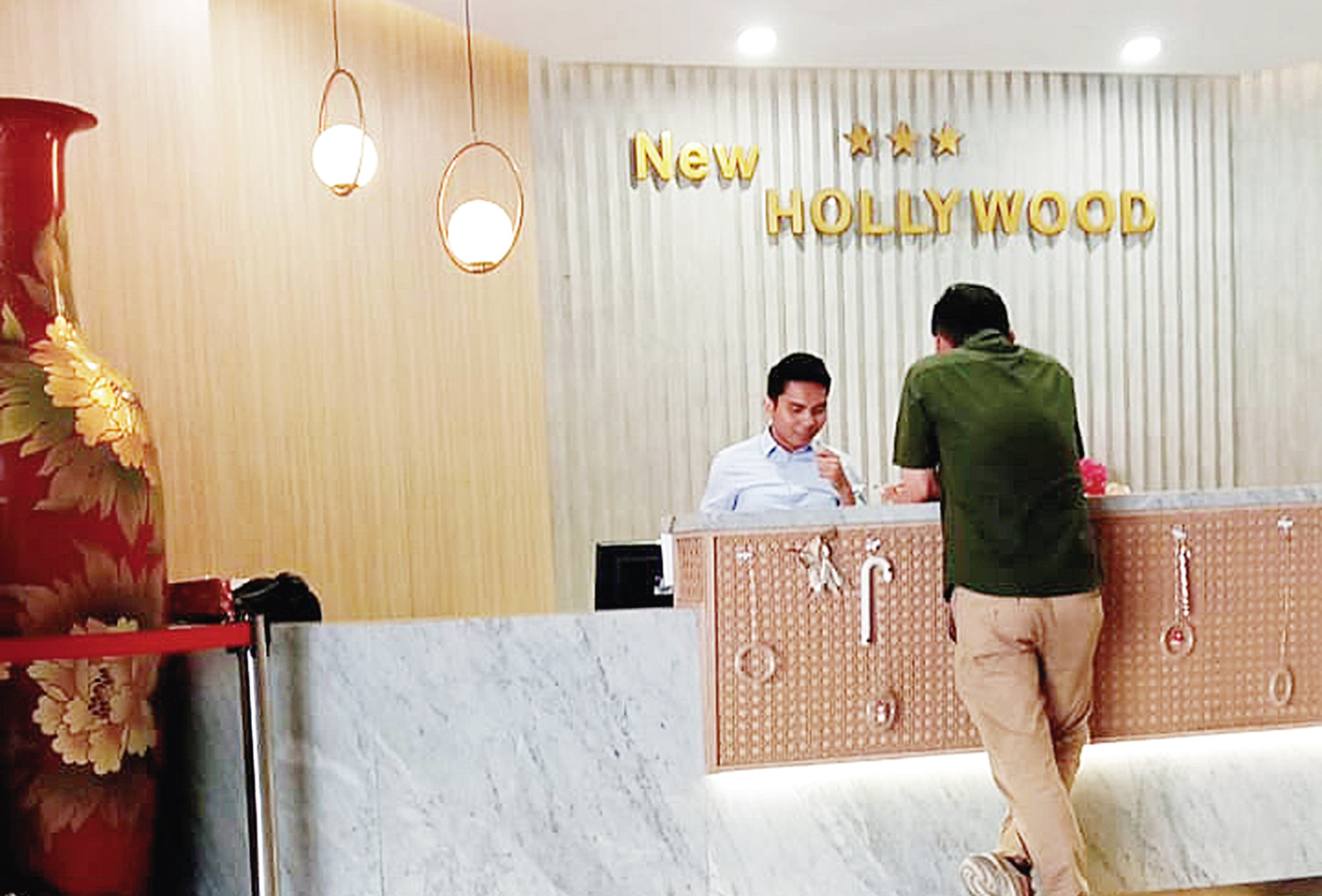 Salah seorang resepsionis Hotel New Hollywood saat melayani tamu yang datang, Senin (22/12/2025). Hotel ini mengalami kebakaran pada Sabtu (20/12/2025) pagi