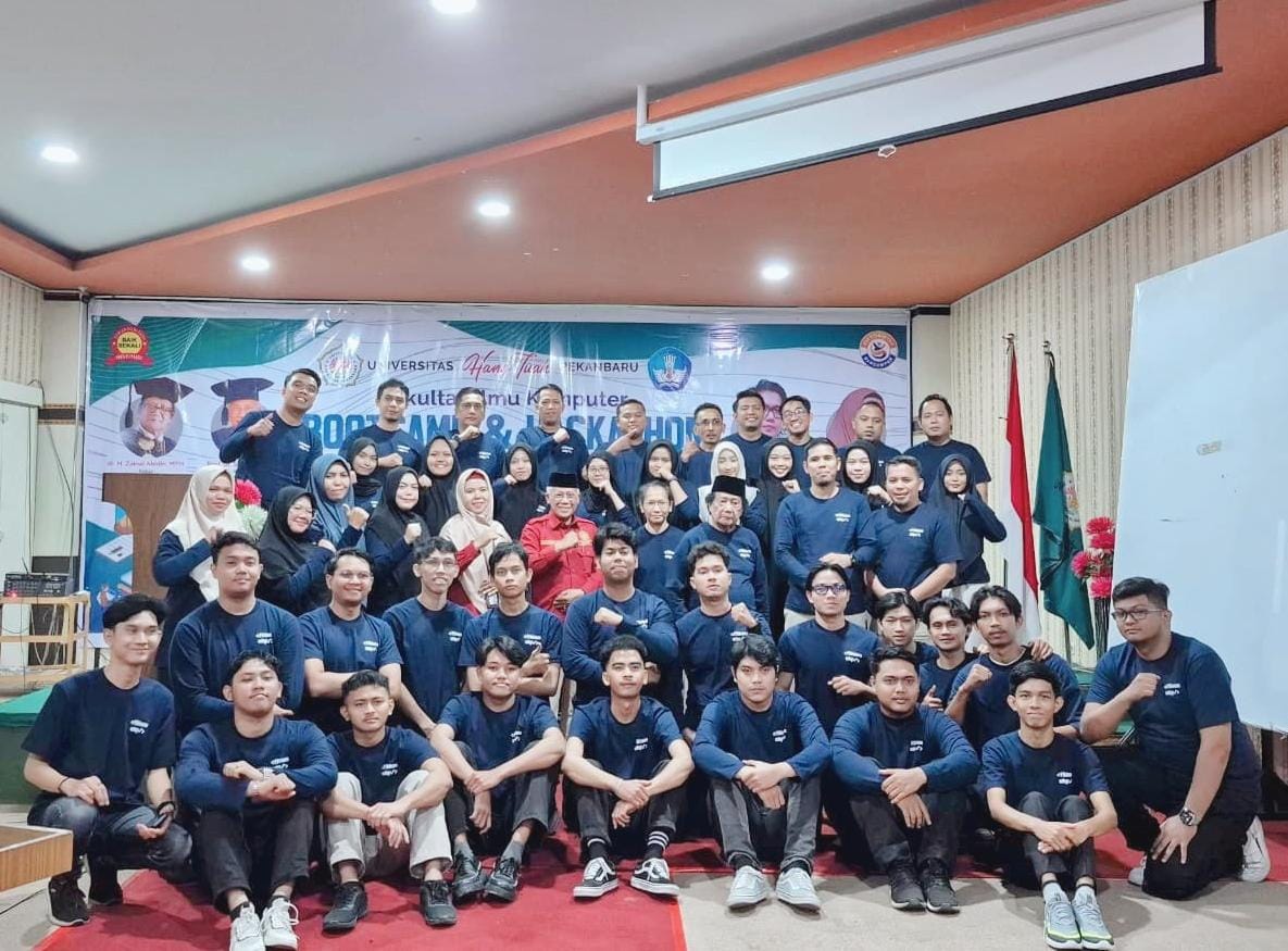 Para pimpinan Universitas Hang Tuah Pekanbaru dan peserta foto bersama dengan praktisi IT lulusan Jerman Gloria Abidin MSc, Senin (22/12/2025).