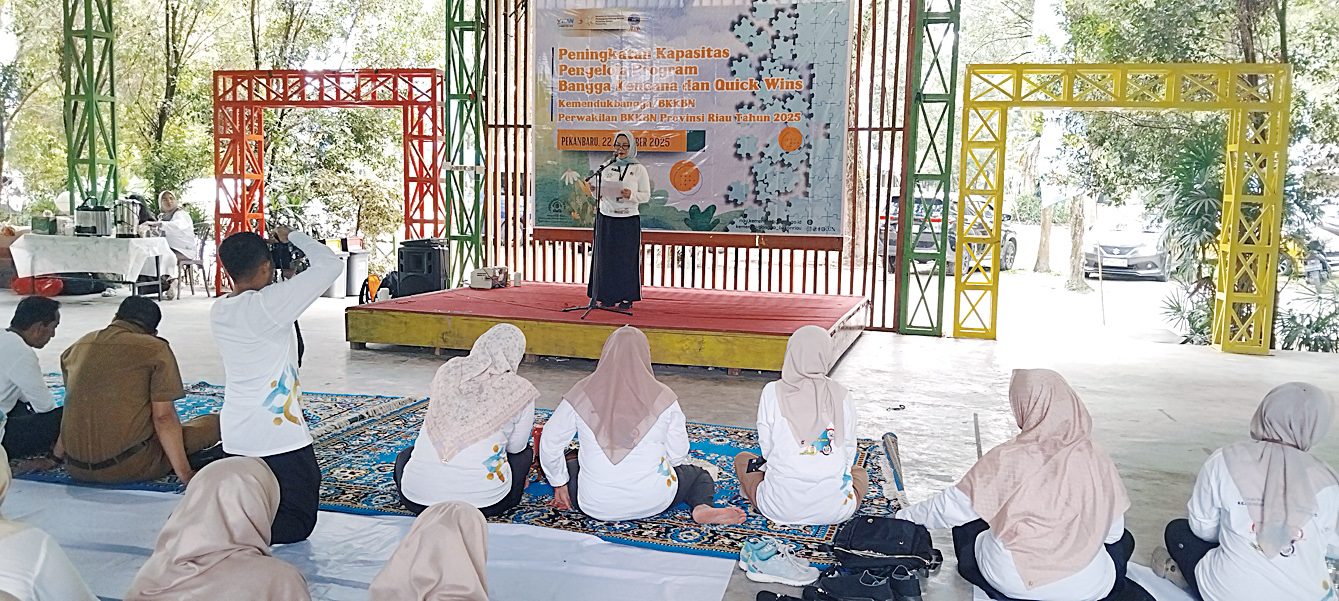 Peserta sedang mendengarkan sambutan pada kegiatan Program Bangga Kencana dan Quick Wins tahun 2025 di Taman Alam Mayang, Kota Pekanbaru, Senin (22/12/2025).