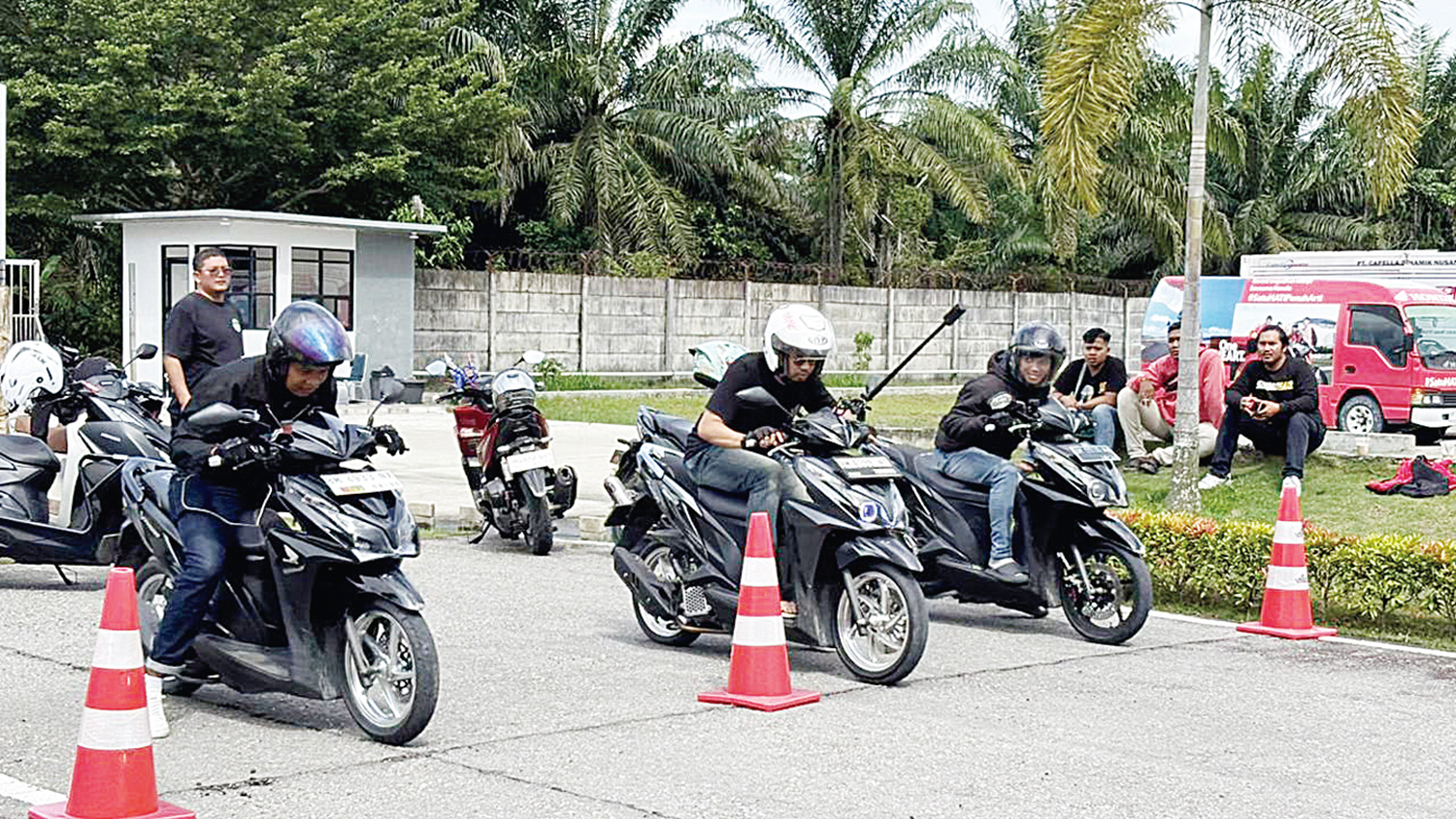 Para pengendara motor bersiap mengikuti balapan dalam gelaran Fun Drag Matic 160 yang digelar  PT Capella Dinamik Nusantara di Safety Riding & Training Center Capella Honda Kampar, Riau, Ahad (21/12/2025).