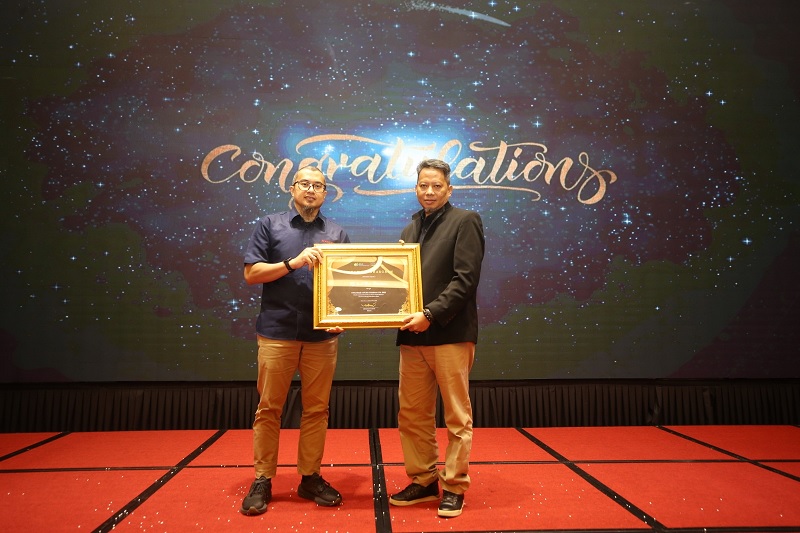 Direktur RS Awal Bros Sudirman Pekanbaru dr Jimmy Kurniawan MKK SpOK (kiri) menerima tiga penghargaan BPJS Ketenagakerjaan tahun 2025.