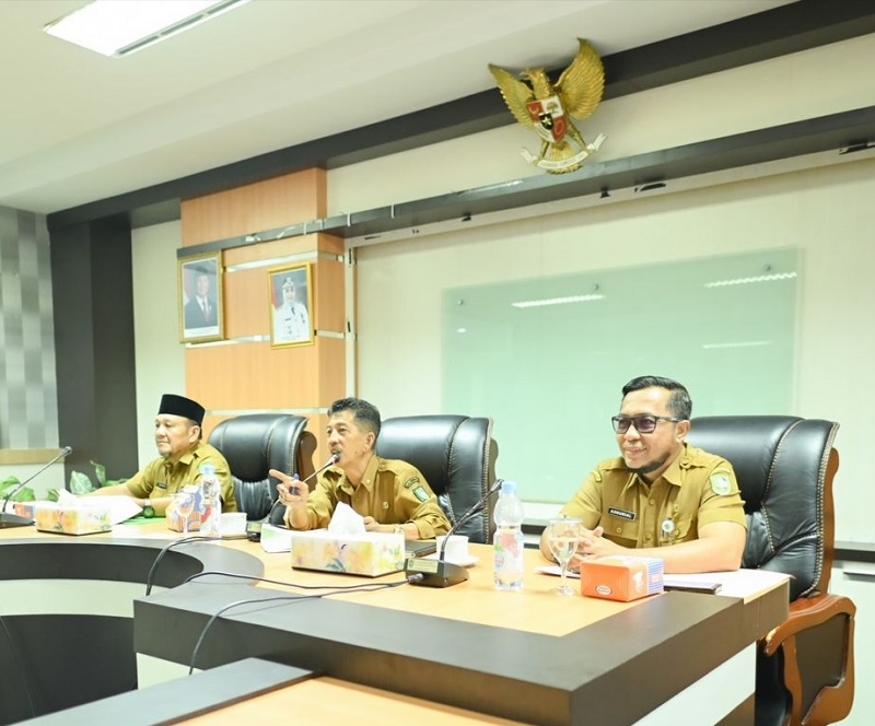 Staf Ahli Bupati Bengkalis Johansyah Syafri memimpin rapat evaluasi APBD 2025 di aula Kantor Bupati Bengkalis, Selasa (23/12/2025).