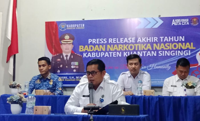 Kepala BNNK Kuansing AKBP Usril SH MH bersama staf menyampaikan kinerja tahun 2025, Senin (22/12/2025).