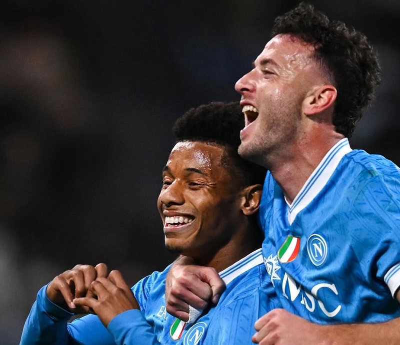 David Neres (kiri) mencetak dua gol Napoli ke gawang Bologna untuk meraih gelar Piala Super Italia di Riyadh,Arab Saudi.