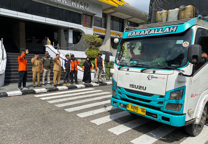 Asisten I Setdaprov Riau Zulkifli Syukur melepas truk bantuan kemanusiaan dari Dompet Dhuafa ke Aceh di halaman Kantor Gubernur Riau, Selasa (23/12/2025).