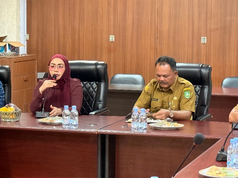 Anggota DPR RI Iyeth Bustami saat menggelar pertemuan bersama Kepala Dinas PUPR Supardi di Aula Kantor PUPR Bengkalis, Selasa (23/12/2025).