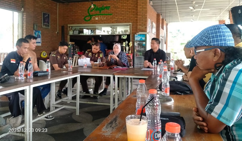 Kajari Inhu, Dr Ratih Andrawina Suminar SH MH didampingi Kasi Intelijen, Hamiko SH MH dan pejabat lainnya saat ekspos capaian kinerja Kejari Inhu tahun 2025, Selasa (23/12/2025).
