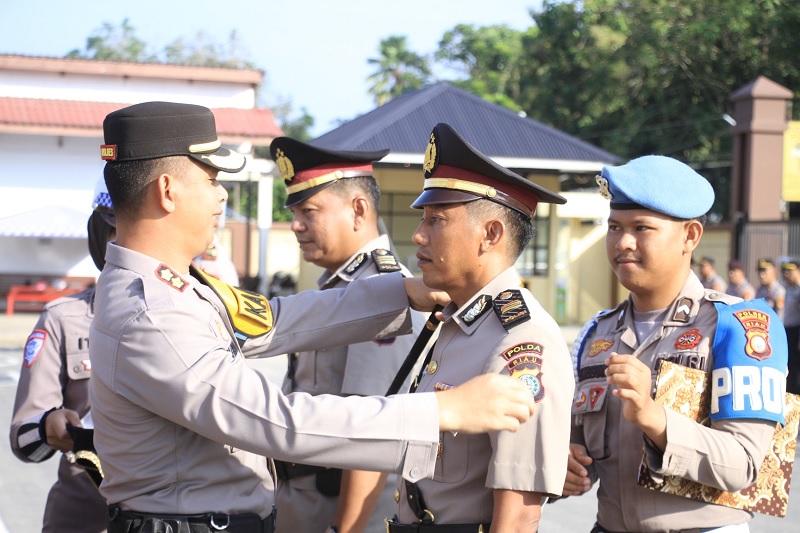 Kapolres Inhu, AKBP Fahrian Saleh Siregar SIK MSI saat memasang tanda pangkat kepada pejabat yang dilantik, Selasa (23/12/2025)