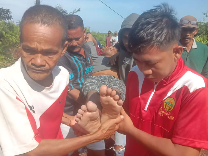 Korban usai evakuasi setelah berjam-jam terombang ambing di laut.