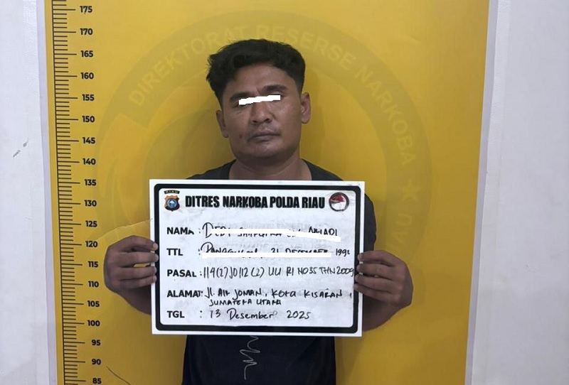 Tersangka DS pembawa sabu 20 kg yang berhasil diamankan petugas di tempat kejadian,