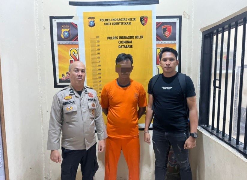 Tersangka pengedar narkoba inisial DA saat diamankan oleh petugas di Mapolres Inhil, Selasa (23/12/2025).