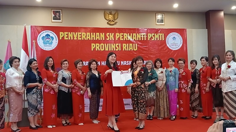 Plt Ketua PSMTI Riau Lindawati (kiri) memberikan Surat Keputusan (SK) kepada Ketua Perwanti PSMTI Riau, Stephani Sylvia (kanan) dan kepengurusan Perwanti Riau periode 2025-2029, Senin (22/12/2025).