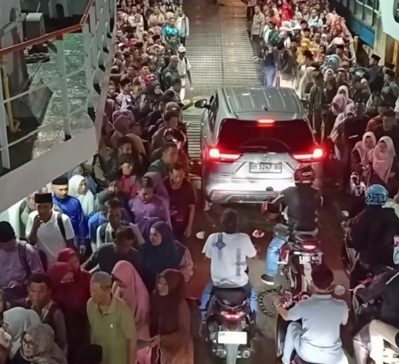 Pelayanan kapal Roro Bengkalis sempat membeludak penumpangnya akibat dilayani 1 armada dan selama Nataru pelayanan penyeberangan akan dilayani lima kapal.
