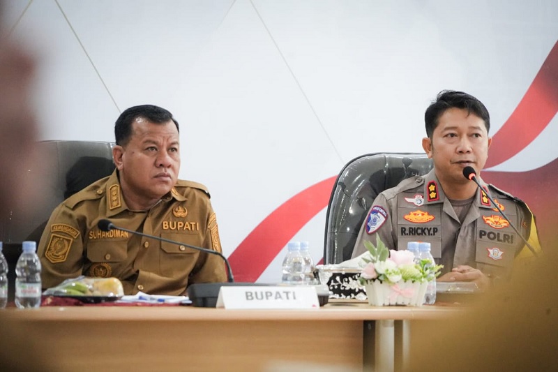 Bupati Kuansing H Suhardiman Amby bersama Kapolres Kuansing, AKBP Raden Ricky Pratidiningrat memimpin rakor menghadapi Nataru dan ketersediaan sembako, Selasa (23/12/2025) di Multimedia.