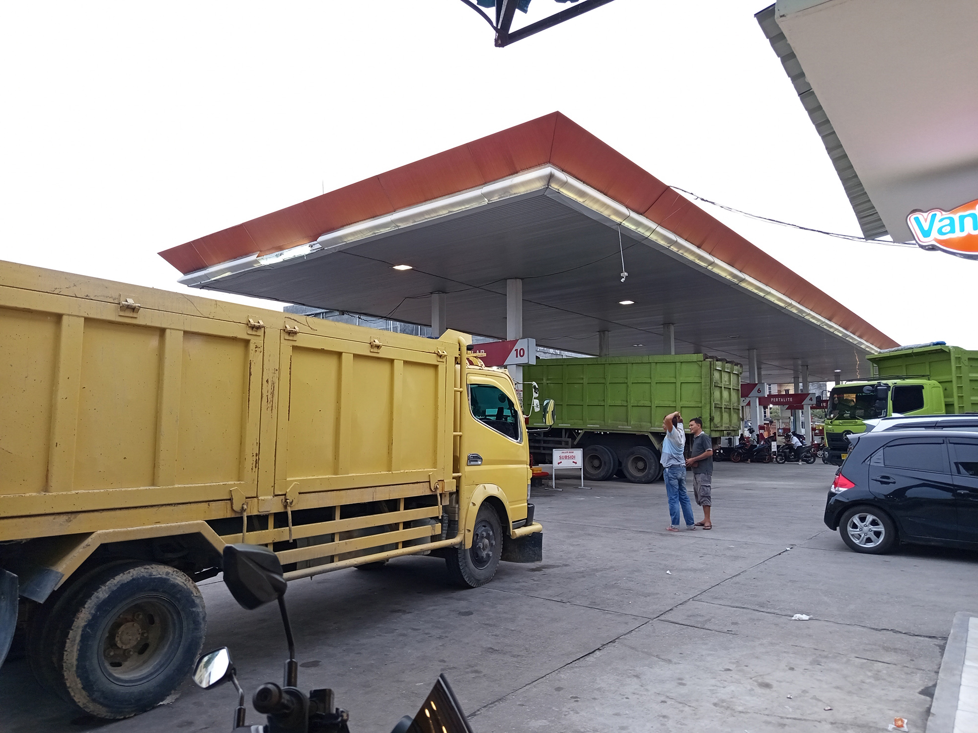 Antrian kendaraan berbahan bakar solar di salah satu SPBU di Jalan Soekarno-Hatta,Pekanbaru, Selasa (23/12)