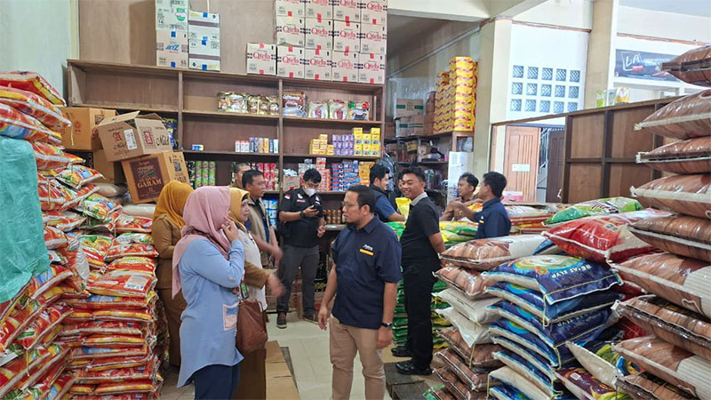 Pemimpin Cabang Bulog Rengat, Ryanel Ismansyah saat sidak ketersediaan  beras di Toko Damai Teluk Kuantan, Selasa (23/12/2025).