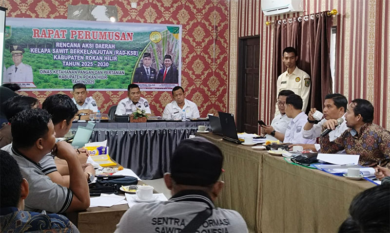 Perwakilan dari asosiasi pekebun Kabupaten Rohil memberikan masukan pada saat rapat perumusan RAD KSB Rohil di Bagansiapiapi, Rabu (24/12/2025).