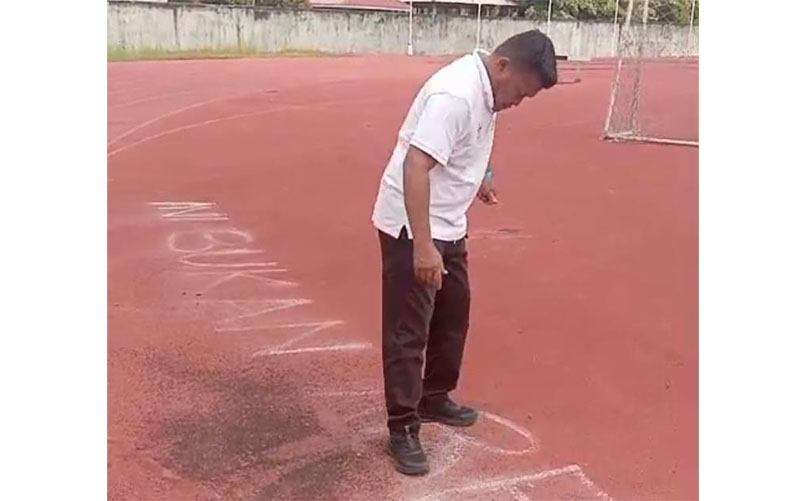 Pihak Disdikpora Kabupaten Kampar membersihkan coretan di lintasan jogging Stadion Tuanku Tambusai, Kota Bangkinang, Rabu  (24/12/2025).