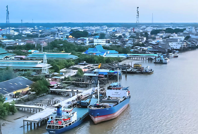 Pelabuhan di pesisir Selatpanjang