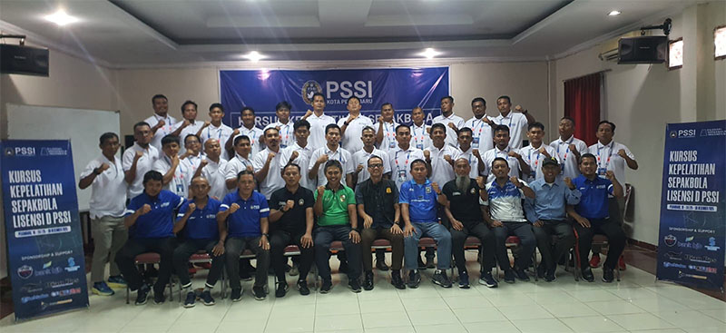 Peserta kursus pelatih Lisensi D PSSI Pekanbaru gelombang 1 foto bersama Ketua PSSI Pekanbaru Roni Saputra, Instruktur Philep Hansen Maramis, Asisten Instruktur Agusrianto dan Dodi Ismon