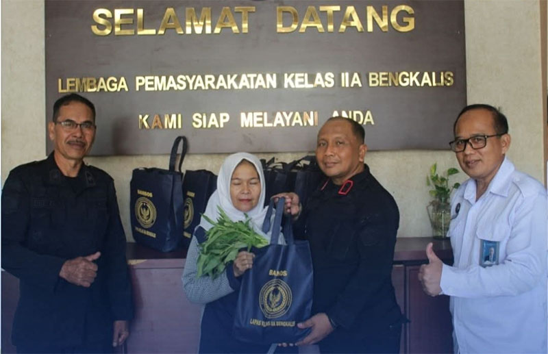 Kalapas Bengkalis Priyo Tri Laksono didampingi Kabid Pembimbingan Kemasyarakatan Kanwil Ditjenpas Riau, Yusup Gunawan menyerahkan bantuan sosial kepada keluarga warga binaan di Halaman Lapas Bengkalis