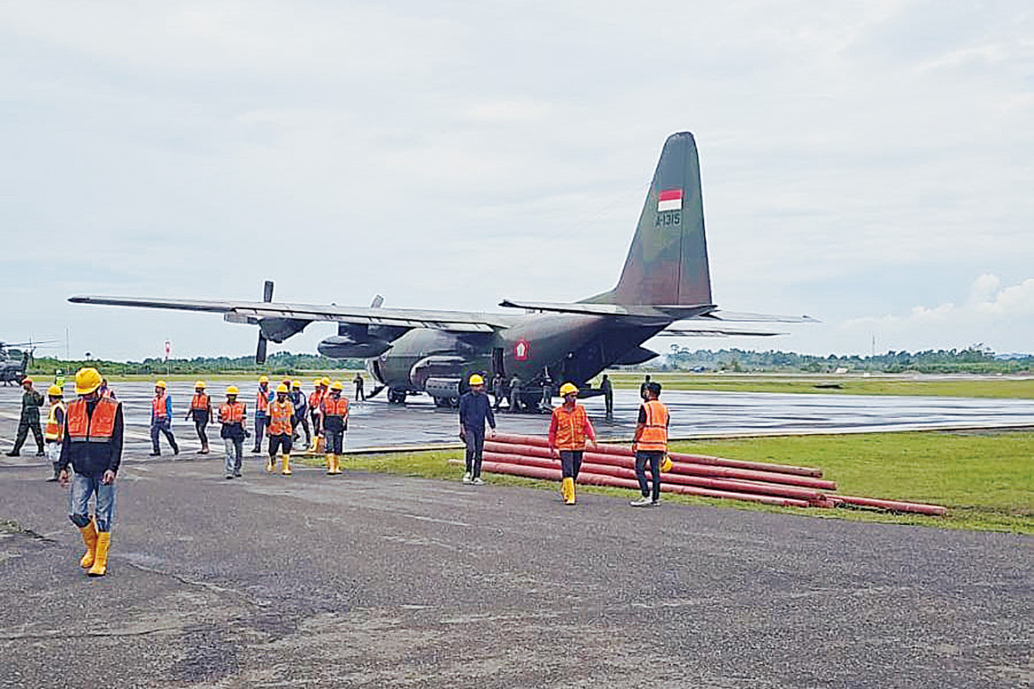 Para petugas PLN bersama personel TNI saat akan memasukkan material perbaikan dan pembangunan jaringan distribusi baru untuk dikirim ke lokasi-lokasi terdampak bencana menggunakan pesawat Hercules, baru-baru ini.