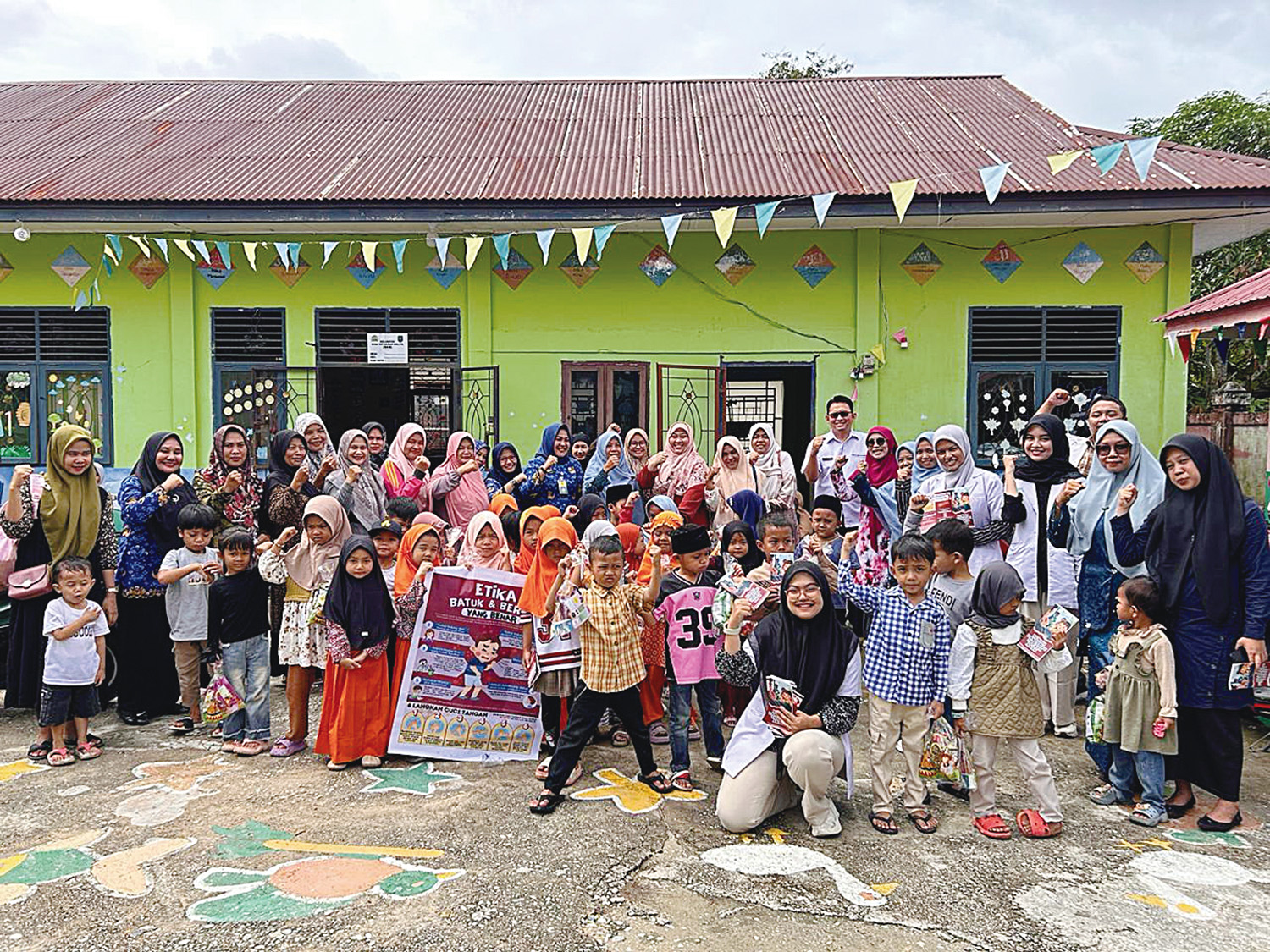 Dokter muda Fakultas Kedokteran Universitas Riau bersama jajaran Puskesmas Mempura, dosen pembimbing, pihak PAUD Terpadu Dahlia, dan orang tua murid berfoto bersama usai kegiatan edukasi kenali dan cegah TB pada anak, Rabu (17/12/2025).
