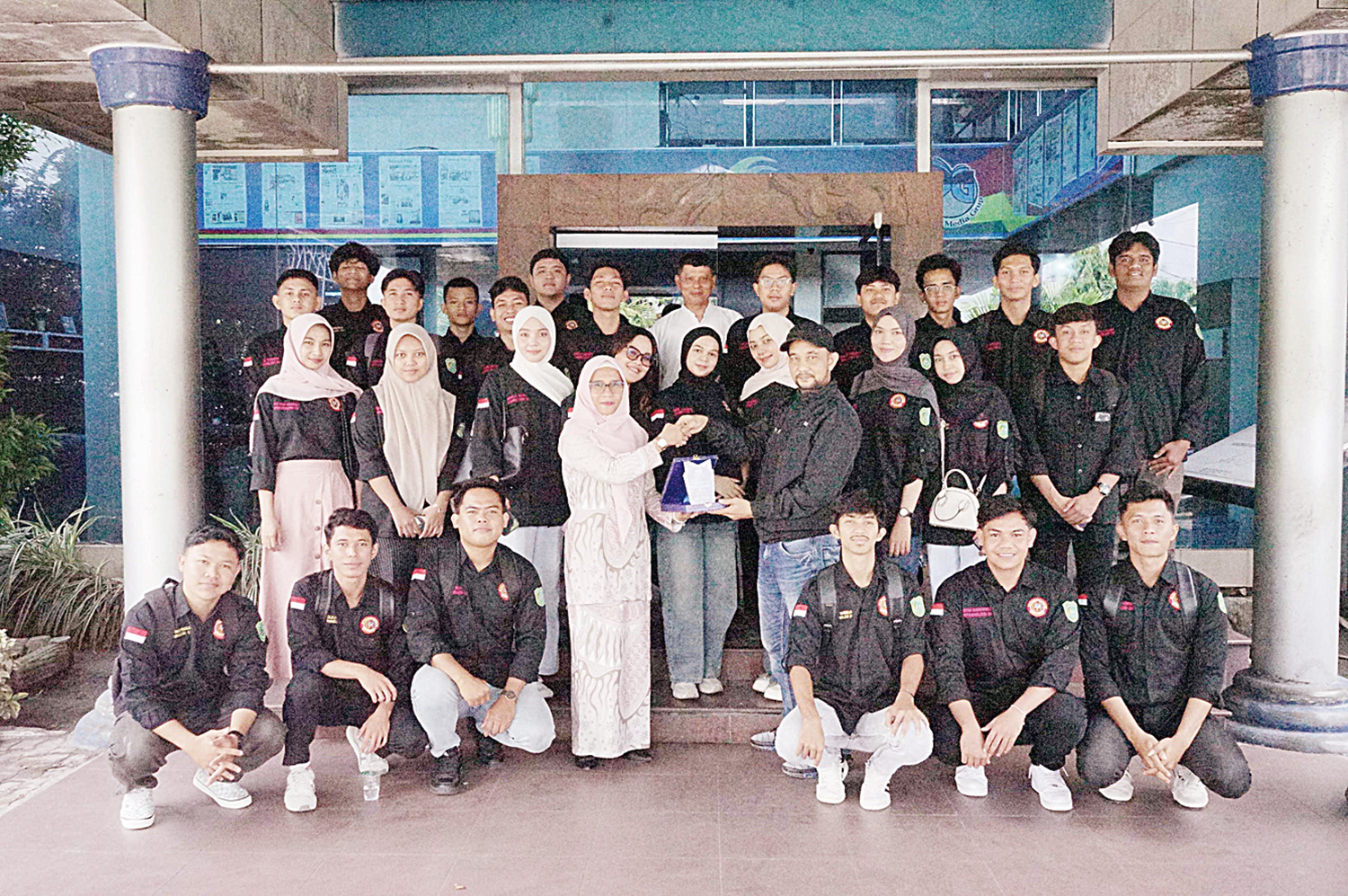 Dosen Prodi Kriminologi Fisipol UIR Neri Widya Ramailis M Krim bersama mahasiswa/wi Prodi Kriminologi Fisipol UIR foto bersama Redpel Riau Pos Syahrul Mukhlis dan Manajer Pemasaran Abdul Kadir Bey di depan Kantor Riau Pos, Selasa (23/12/2025).