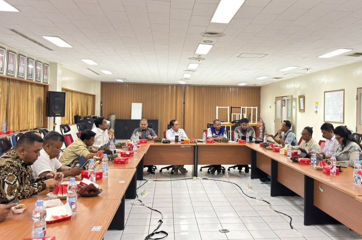 Manajer PLTA Koto Panjang Dhani Irwansyah (topi putih) menjelaskan pola operasional bendungan.