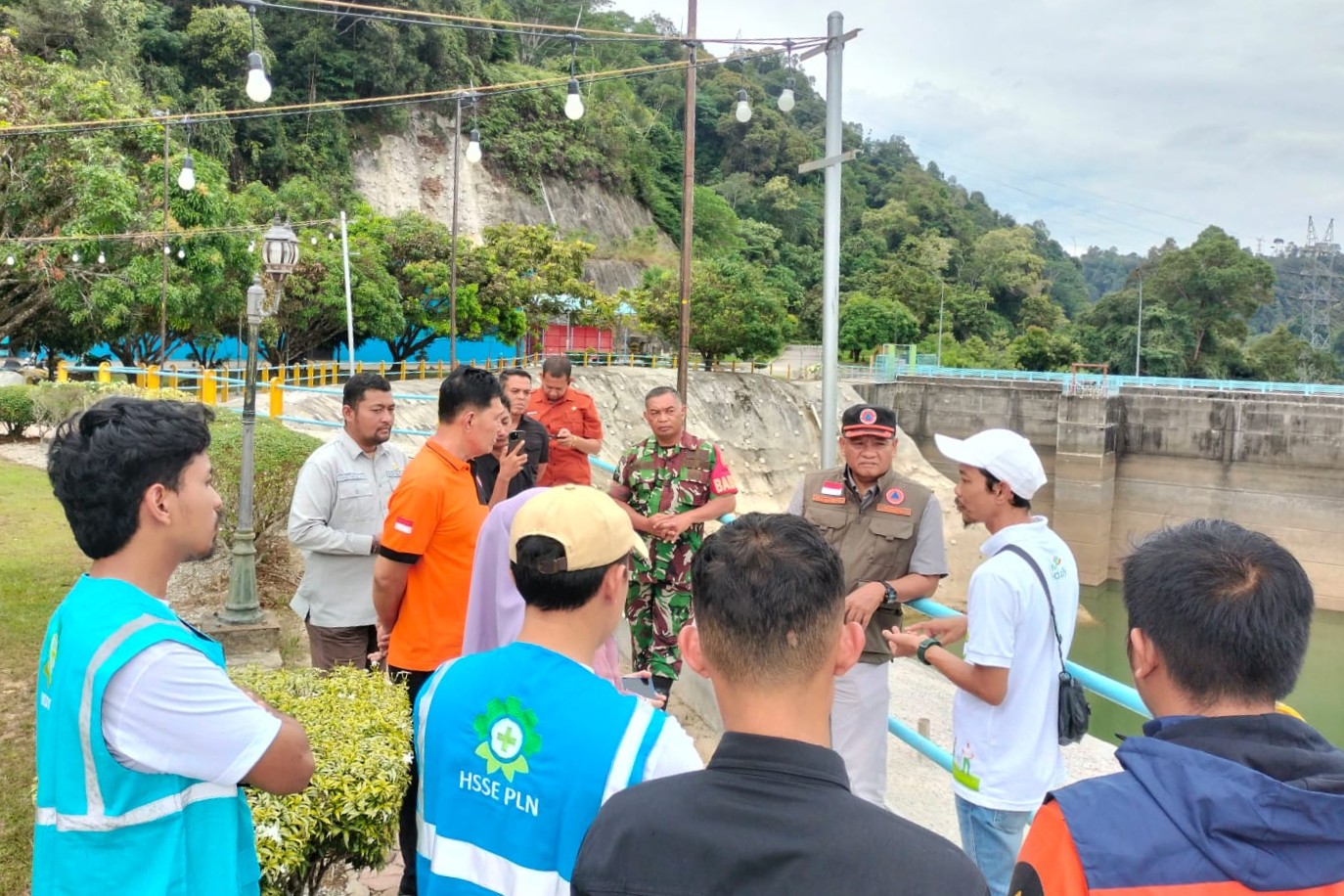 Manajer PLTA Koto Panjang Dhani Irwansyah (topi putih) menjelaskan pola operasional bendungan.