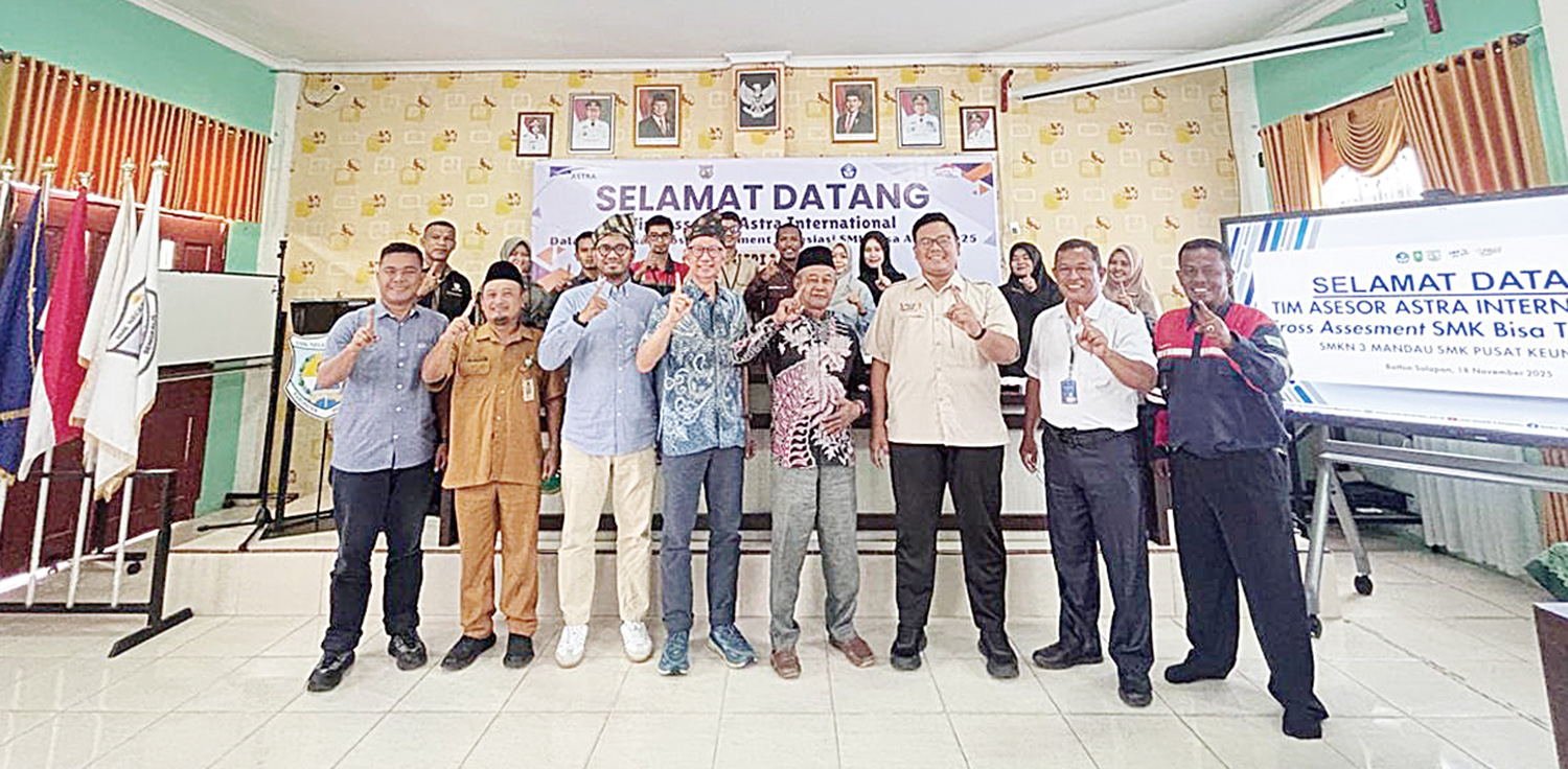 Pihak SMK Negeri 3 Mandau bersama Capella Honda berfoto bersama usai SMKN 3 Mandau berhasil menorehkan prestasi sebagai salah satu SMK Mitra Binaan Astra Honda Motor (AHM) yang berada di bawah koordinasi  Main Dealer PT Capella Dinamik Nusantara (CDN) Ria