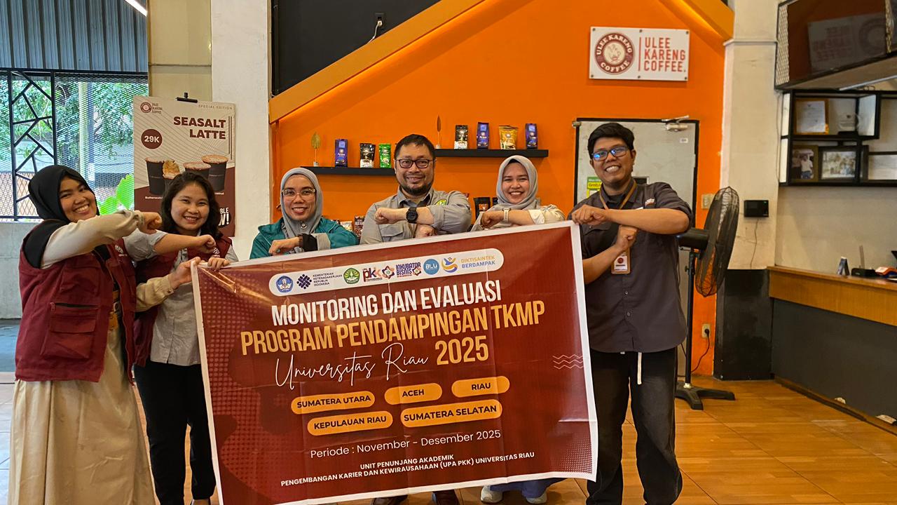 Ketua Pelaksana Program Julita SE MSi AK CA dan tim foto bersama Wakil Rektor Bidang Perencanaan, Kerjasama, dan Sistem Informasi Unri Dr Ir Sofyan Husein Mphil, baru-baru ini.