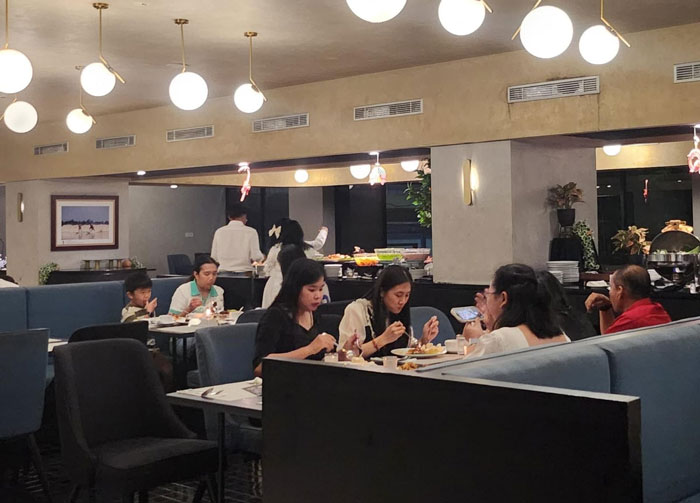 Tamu menikmati suasana Christmas Dinner spesial di Bono By Artotel, Rabu (24/12/2025).