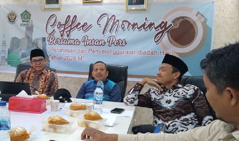 Plt Kepala Kantor Kementerian Haji dan Umrah (Kemenaj) Provinsi Riau, Defizon,dan Kepala Kanwil Kemenag Riau, Muliardi saat penyampaian proses pelunasan haji.