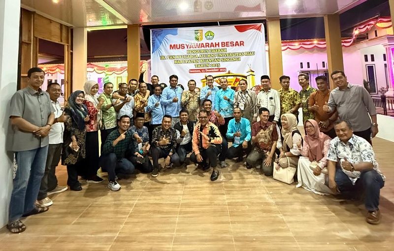 Ketua IKA Unri Kuansing, Mahviyen Trikon Putra bersama para peserta Mubes usai terpilih, Selasa (23/12/2025) malam.