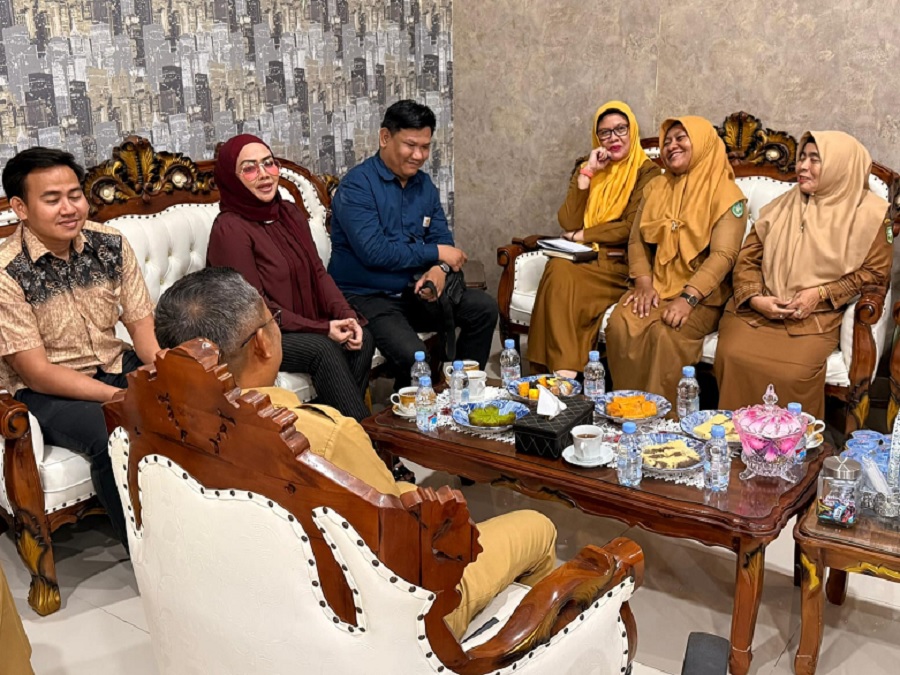 Anggota DPR RI Iyeth Bustami berbincang bersama Kadis Koperasi Basuki Rakhmad di ruang kerjanya, Selasa (23/12/2025).