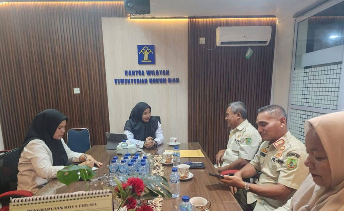 Kepala Bidang P3H Kanwil Kemenkum Riau Yeni Nel Ikhwan (paling belakang) saat memimpin rapat koordinasi bersama Satpol PP Rohil pada Rabu (24/12/2025).