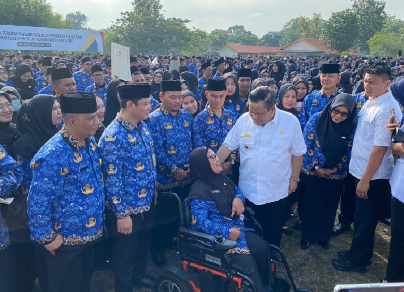 Plt Gubri SF Hariyanto menyapa tenaga PPPK di lingkungan Pemprov Riau usai dilantik, Rabu (25/12/2025).